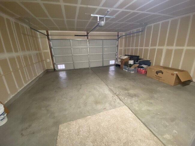 Building Photo - Contemporary 3 Bedroom Capital Village Townhome