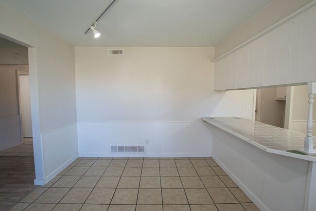Building Photo - 224 S Bouziden Dr
