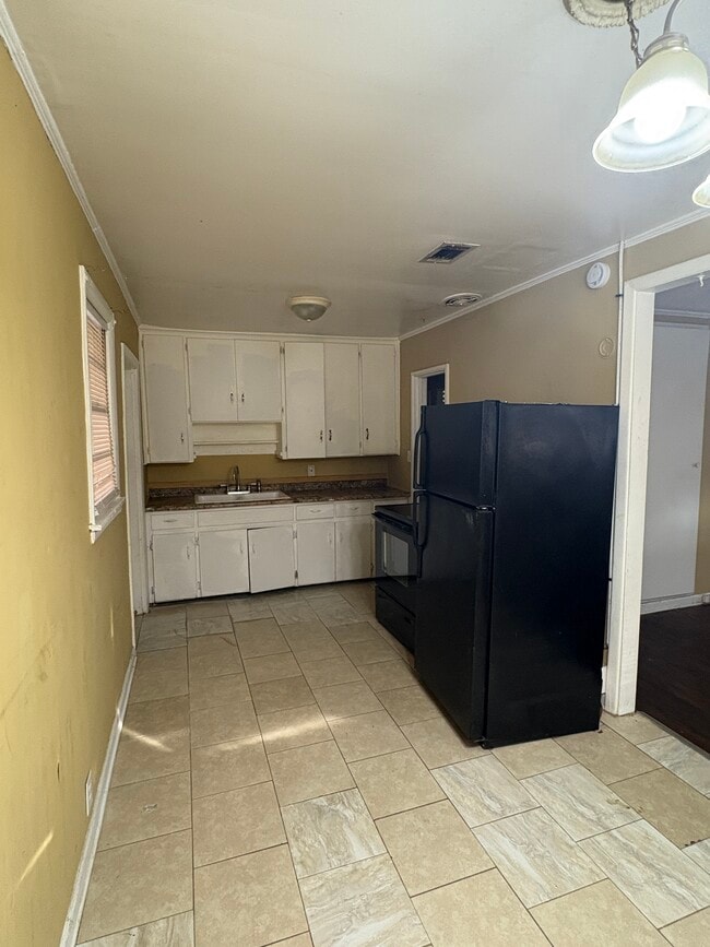 Building Photo - 622 6th St