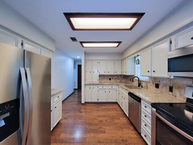 Building Photo - 10282 Valley Dr S