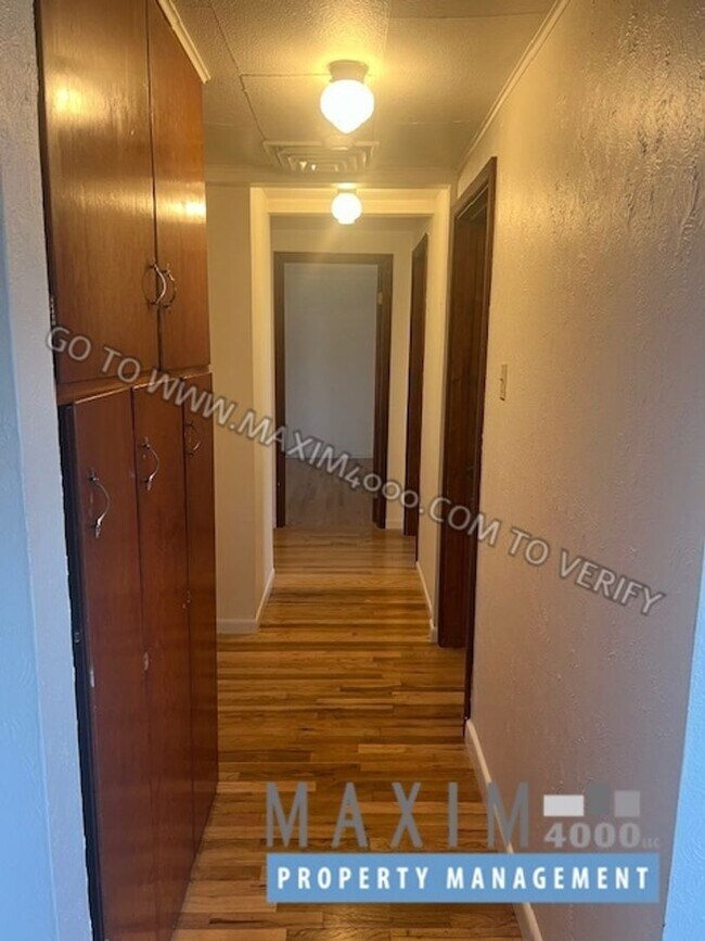 Building Photo - 323 N Mulberry St