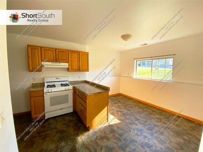 Primary Photo - 4 bed 2 bath Single Family Home