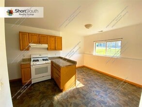 Building Photo - 4 bed 2 bath Single Family Home