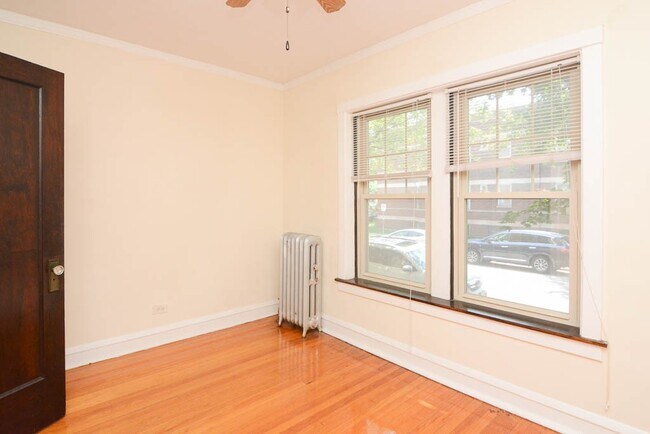 Building Photo - 2242 W Ainslie St