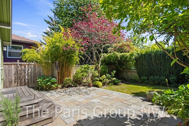 Building Photo - Exceptional Green Lake 3BR * Gorgeous In &...