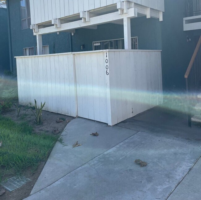 Building Photo - Welcome to this beautiful 3-bedroom, 2-bat...
