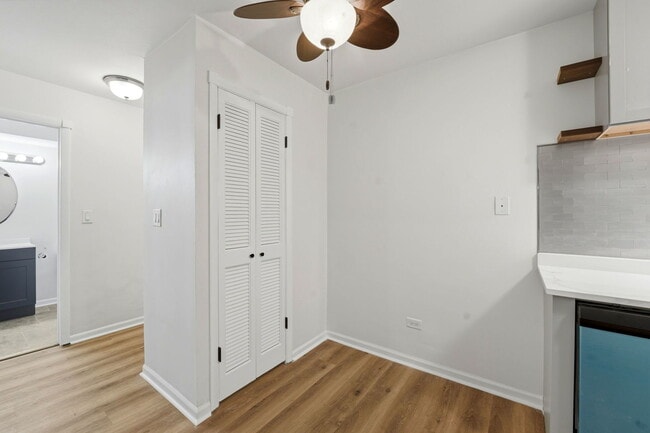 Building Photo - 850 E Old Willow Rd