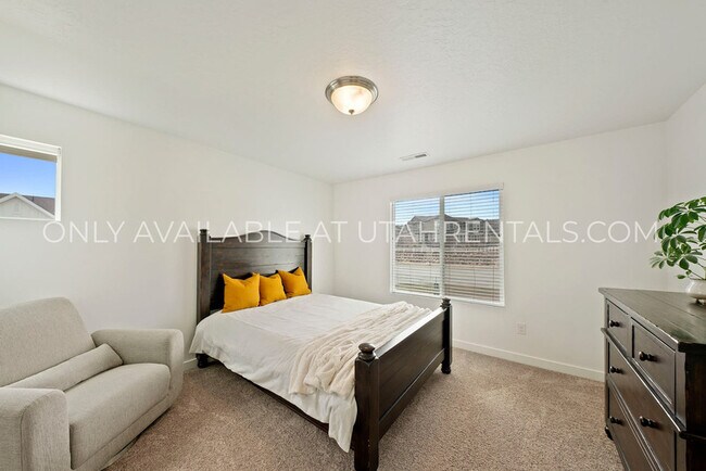 Building Photo - 341 N Angus Dr