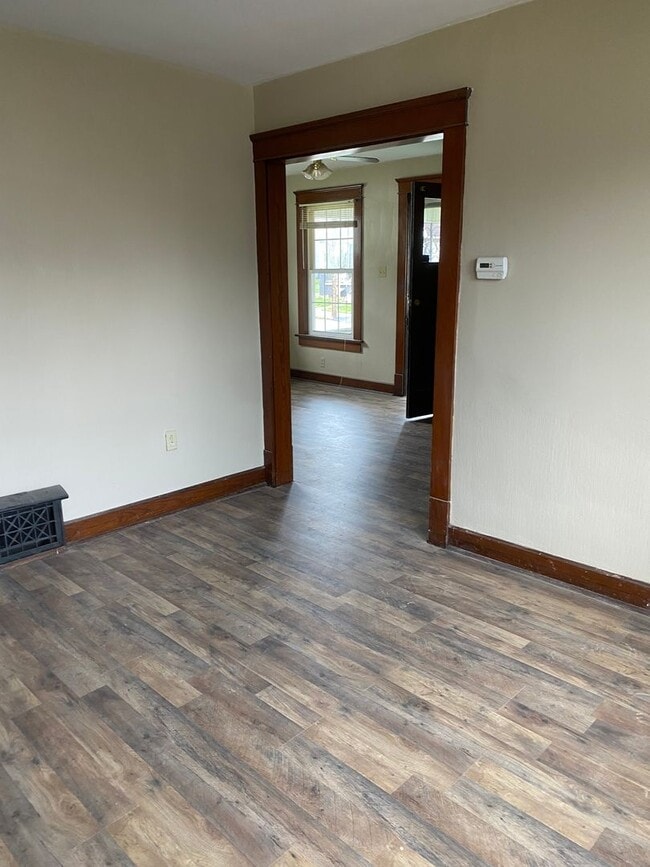 Building Photo - 1st Floor 1 Bedroom