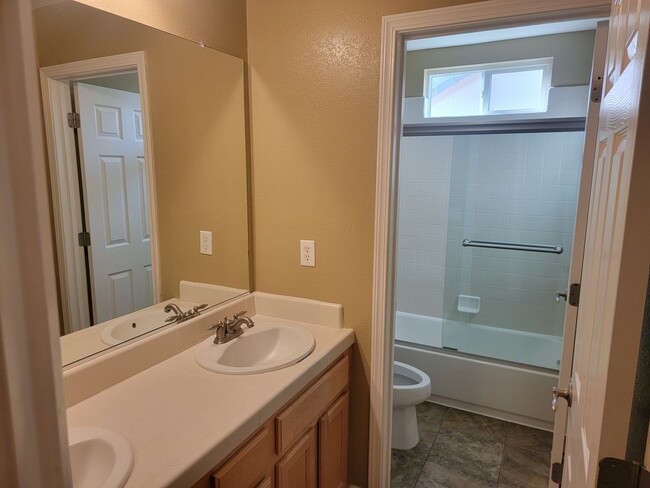 Building Photo - Gorgeous 4 bedroom 2.5 bath with large bon...