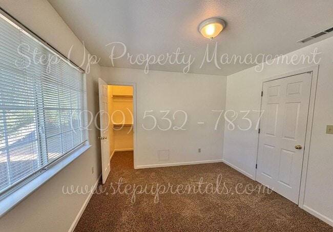 Building Photo - Bright and Freshly Updated 3 Bed 1.5 Bath Townhouse!