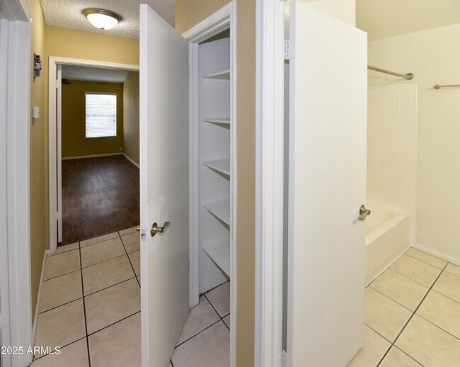 Building Photo - 3653 W Saragosa St