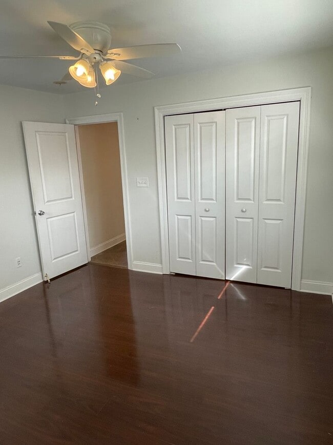 Building Photo - 2BD/1BA in Lakeview, with Driveway and Private Backyard