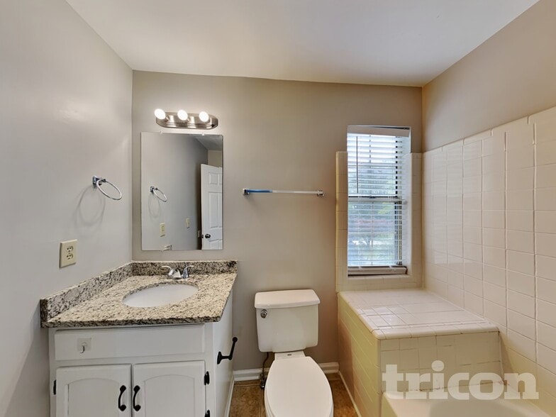 Building Photo - 2055 Towne Manor Dr NW