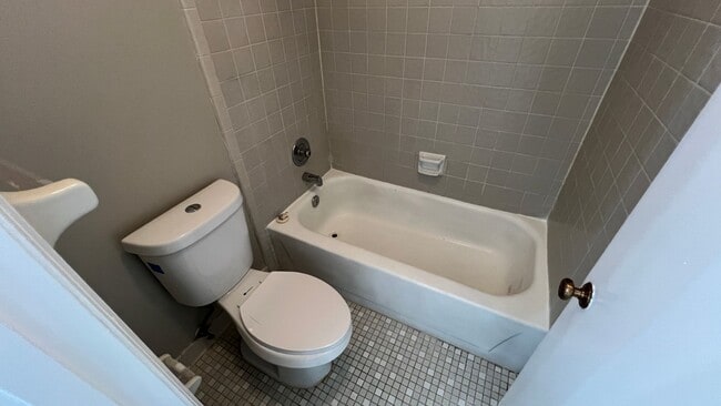 Building Photo - 112 Dahlia Village Cir