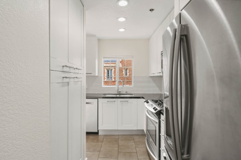 Building Photo - 585 N Rossmore Ave