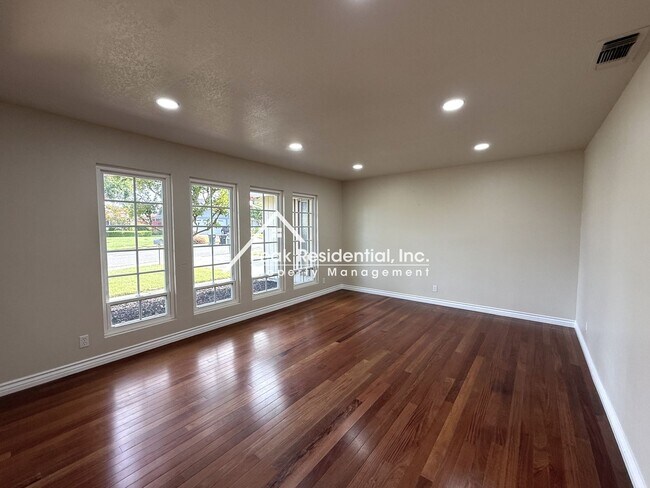 Building Photo - Spacious 3bd/2ba Carmichael Home With Sun Room