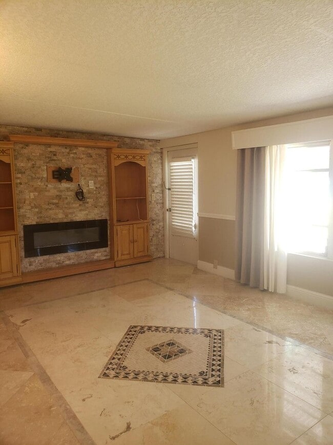 Building Photo - 812 Dogwood Rd