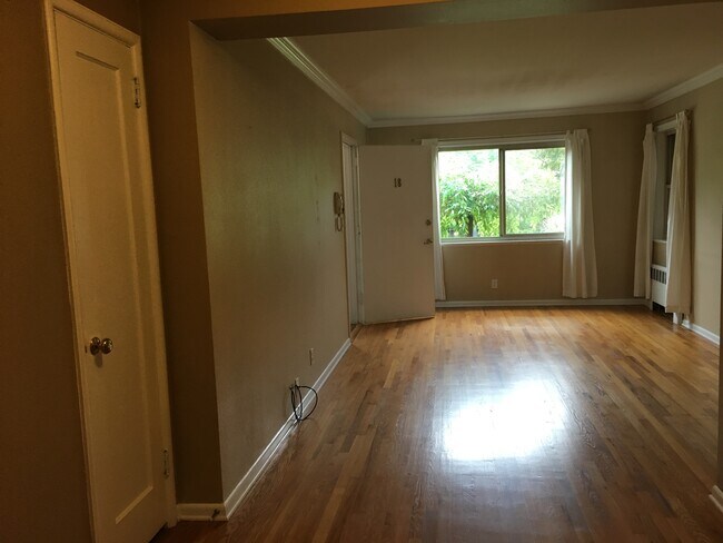 hardwood floors - 2515 SE 51st Ave