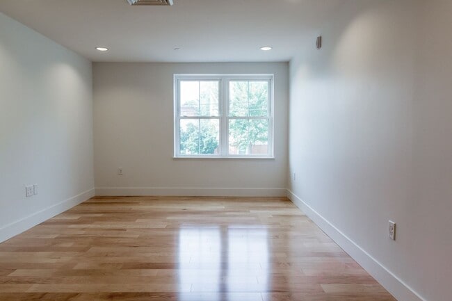 Building Photo - 1BR/1BA - Beautiful Updated Condo in Downtown Portland