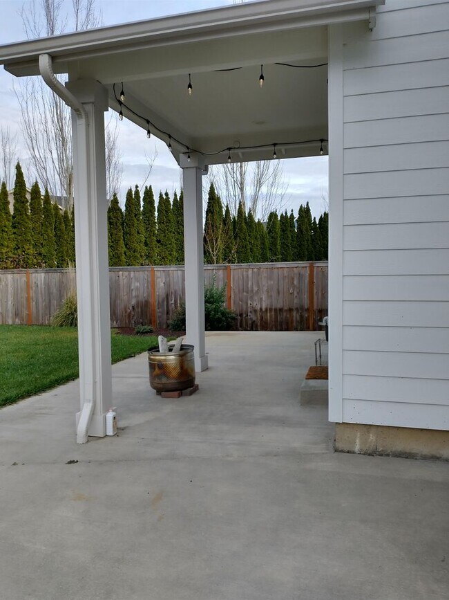 Building Photo - Welcome to this Beautiful Property in Keizer