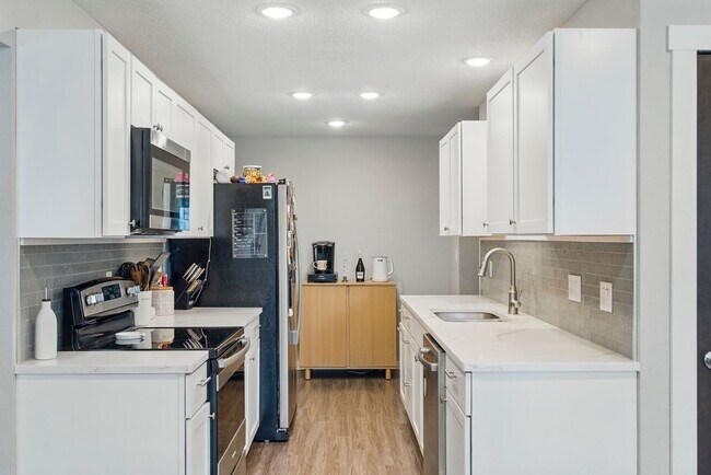 Building Photo - 927-933 Park Ave W