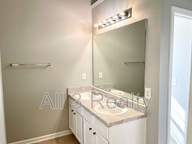 Building Photo - 2024 Smithfield Ave