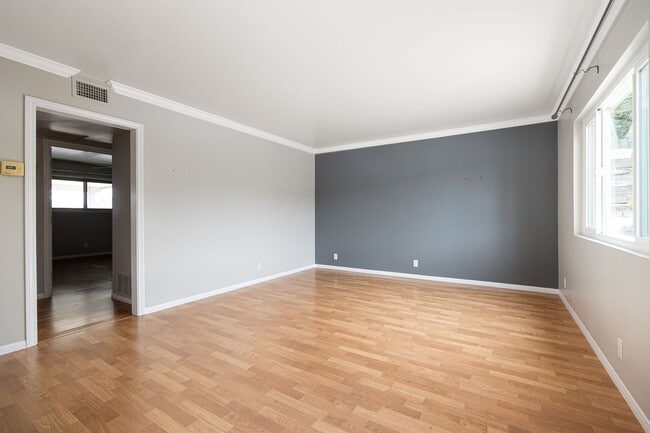Building Photo - Quaint and Quiet 2-Bedroom 55+ Home with G...