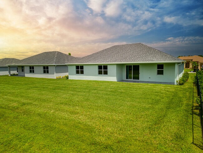 Building Photo - 388 SW Vista Lake Dr