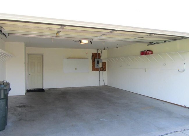 Building Photo - 634 Sycamore Dr