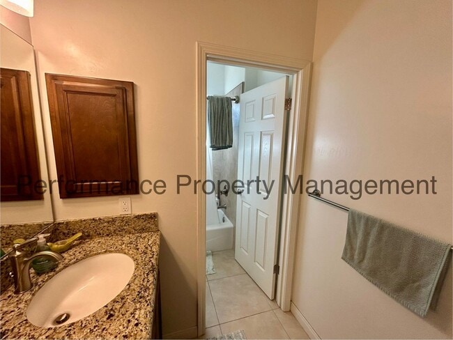 Building Photo - Stunning 4 Bed/3 Bath Home Near City in th...