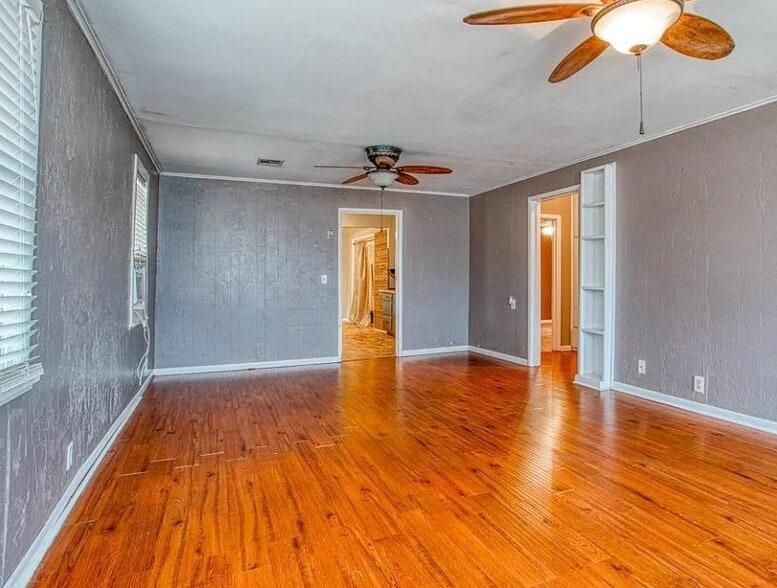 Building Photo - 813 N Burford Ave