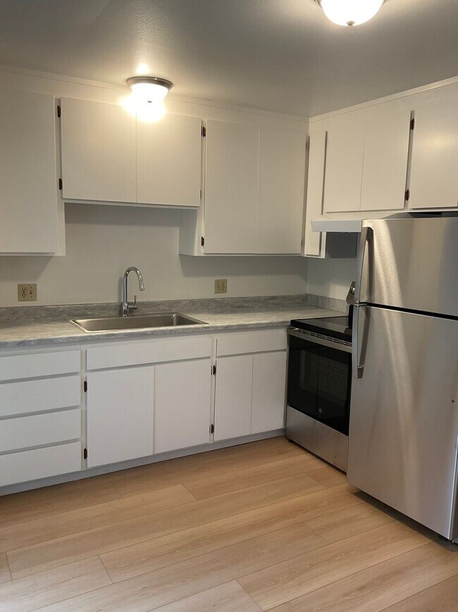 Building Photo - 327 Bassett St