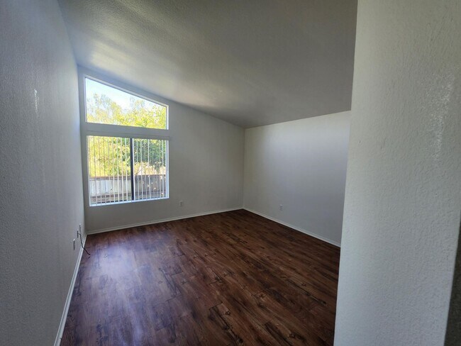 Building Photo - Sunset View! 3 Bedroom 2 Bath Home,