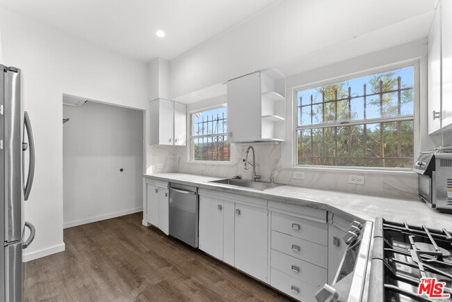 Building Photo - 33 Wavecrest Ave