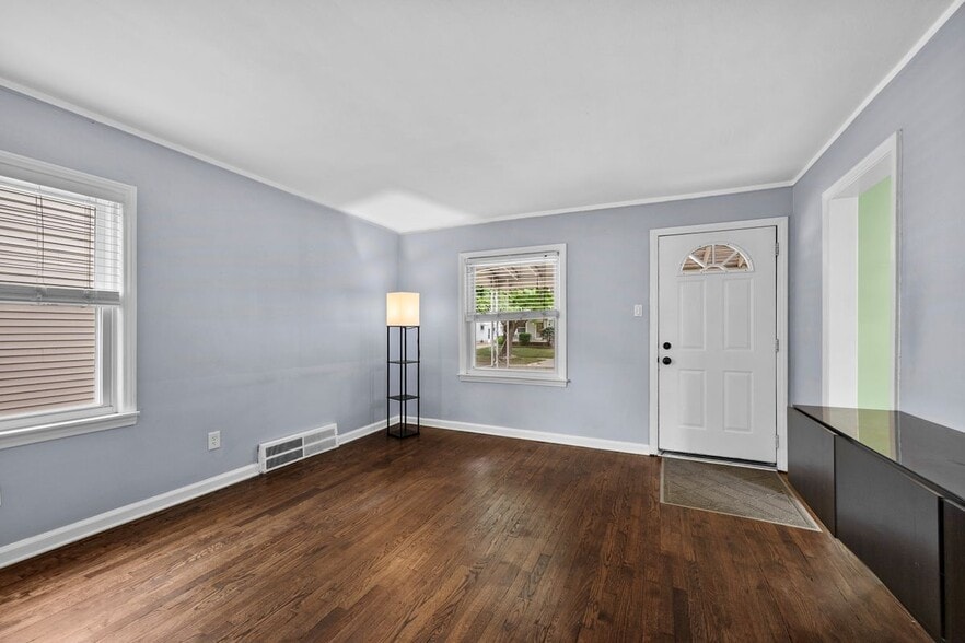 Building Photo - 825 N Edison Ave