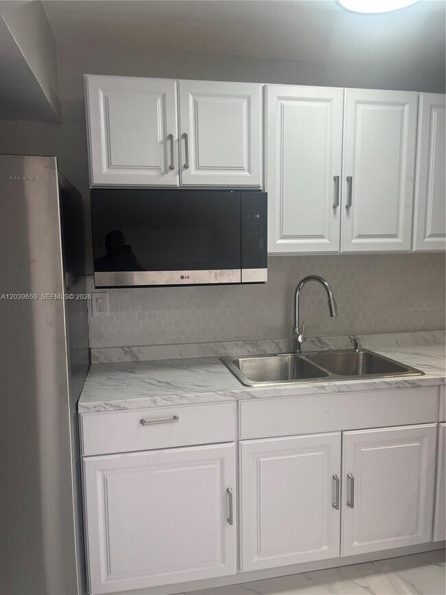 Building Photo - 5909 SW 36th Ct