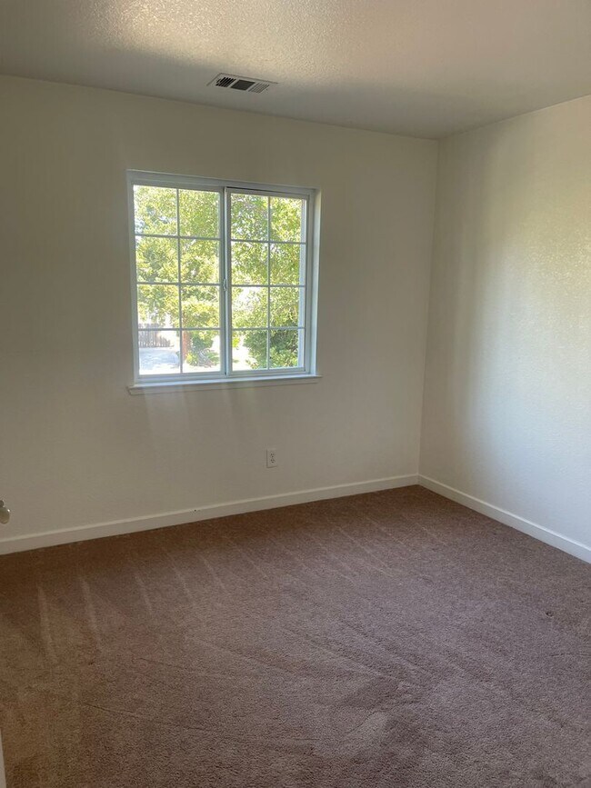 Building Photo - Beautiful 3-Bedroom Family Home in Desirable Northeast Stockton