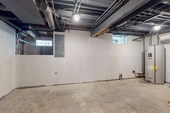 Building Photo - 130 W Ellis Ave