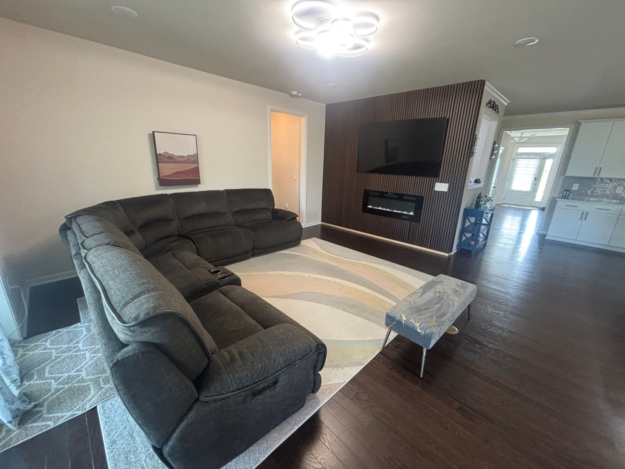 Building Photo - Room in House on Aintree Ave