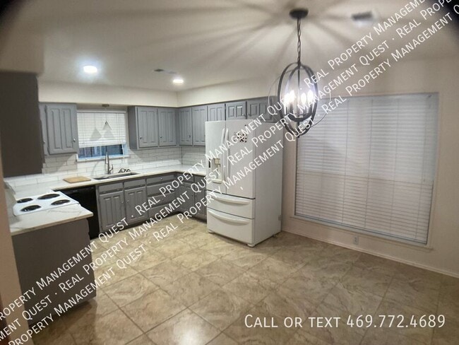 Building Photo - 3433 Country Club Dr