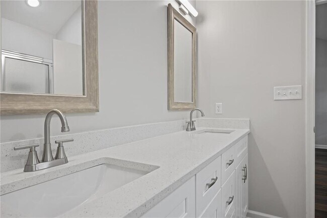 Building Photo - 410 Hickory Walk