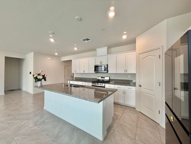 Building Photo - Bright and Modern Home in Hollister
