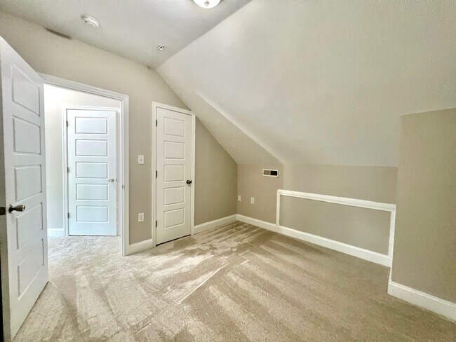 Building Photo - 212 W Burke St