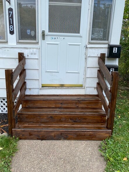 Building Photo - 718 6th St E