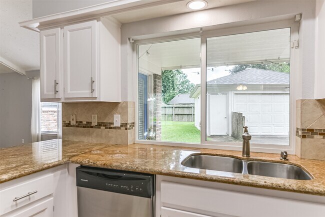 Building Photo - 21335 Park Mt Dr