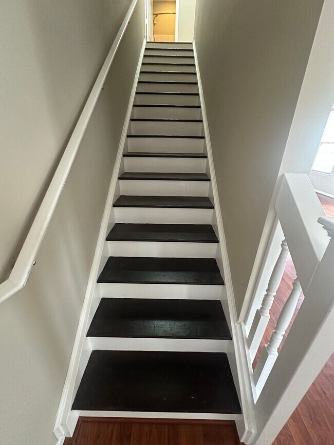 Building Photo - Beautiful townhouse style condo in Ridgely Manor - App Pending!