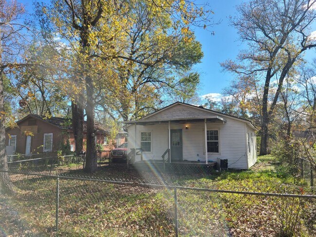 Building Photo - 2365 Cousins St