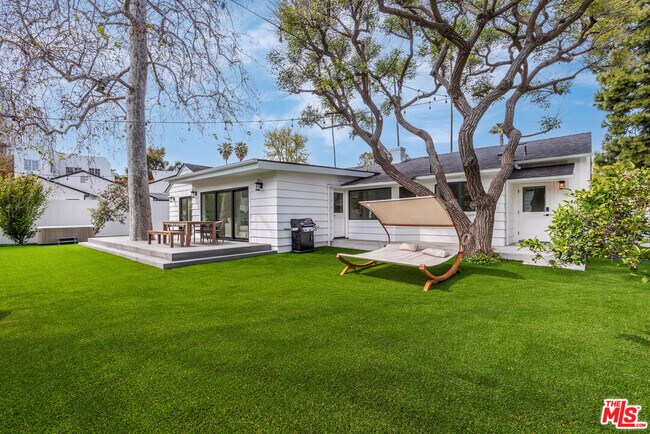 Building Photo - 527 S Bentley Ave