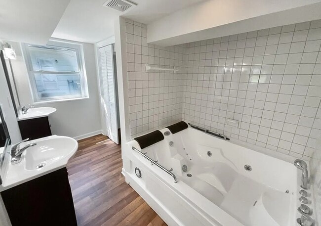 Building Photo - 7808 Crescent Ave